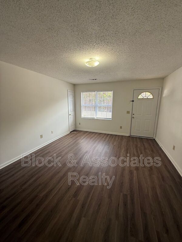 Building Photo - 716 Breeze Hill Rd
