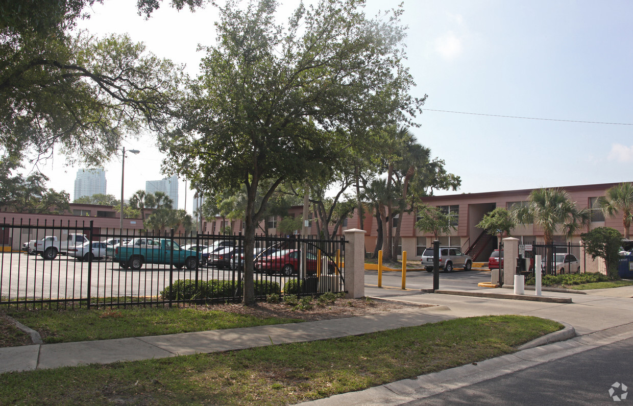 Building Photo - Oakhurst Square II