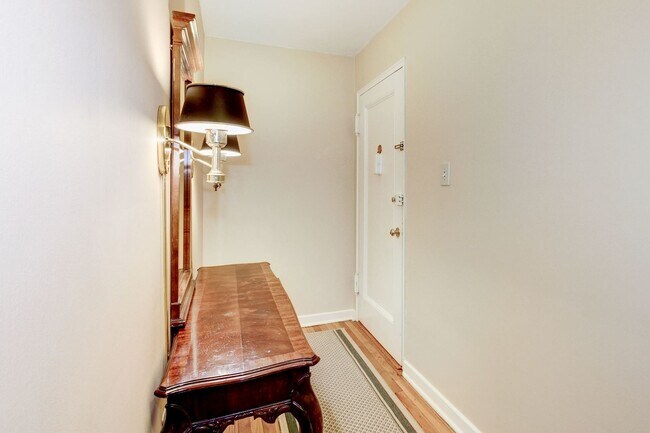 Building Photo - 1 Bed 1 Bath - Silver Spring Condo - Utili...