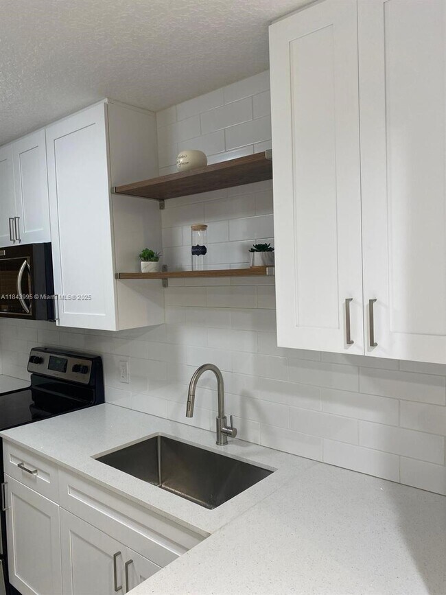 Foto del edificio - 8411 Forest Hills Dr