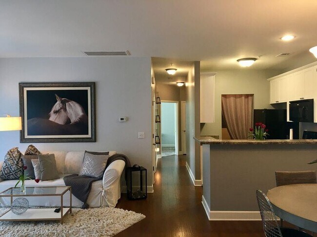 Foto del edificio - 8231 Lenox Creekside Dr