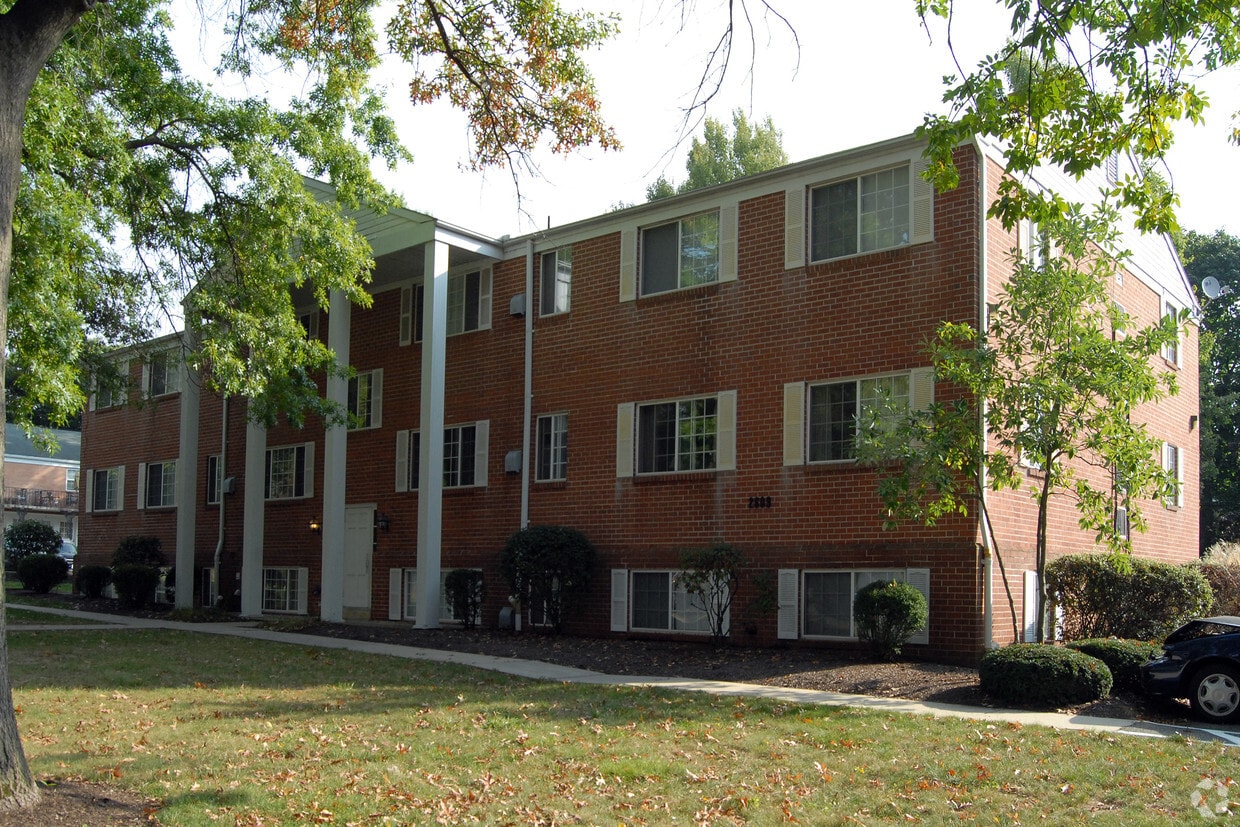 Building Photo - 2609 Sutton Pl
