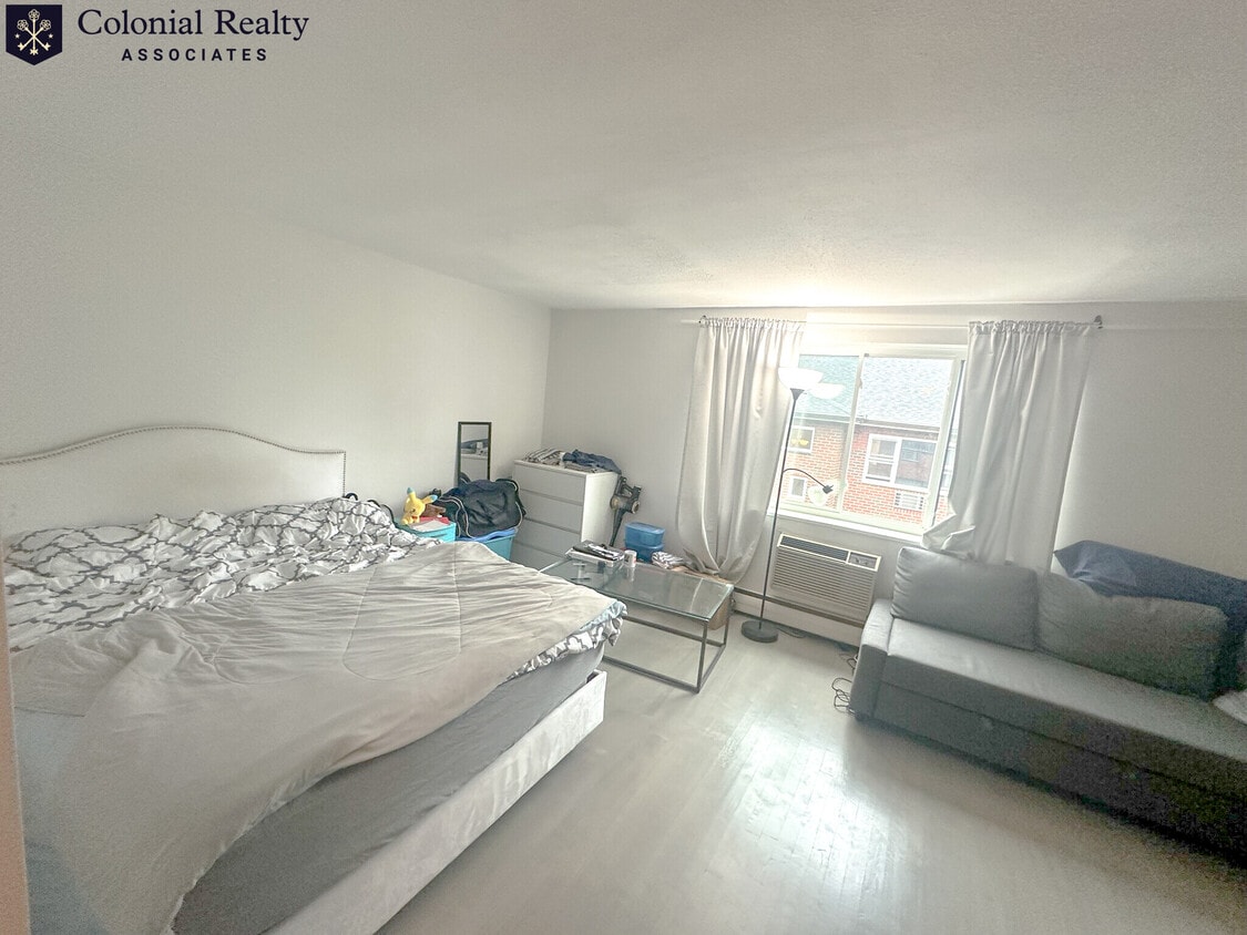 Primary Photo - 205 Kent St