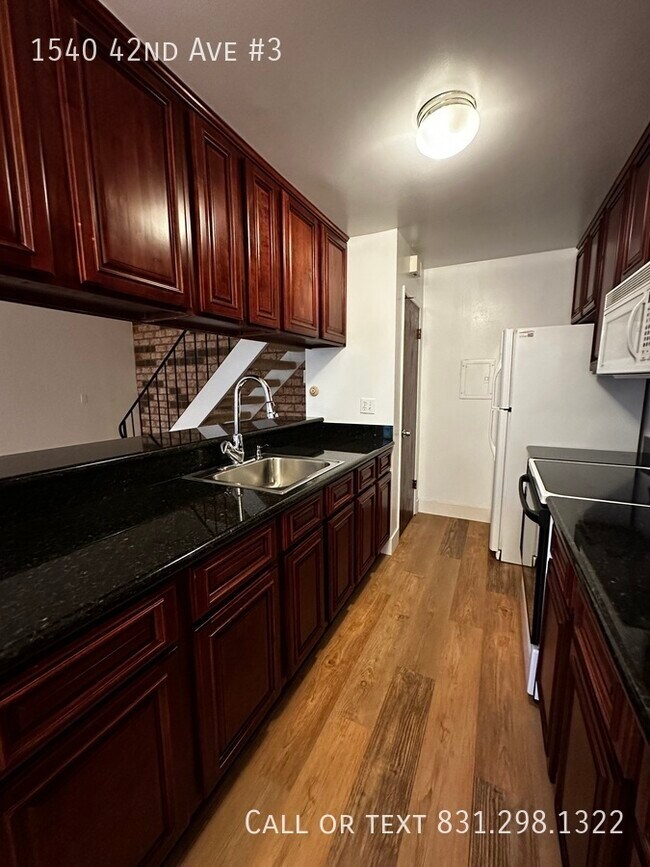 Foto del edificio - Jewel box ground level apartment with hard...