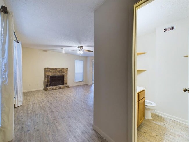 Building Photo - 8502 Lyndon Ln