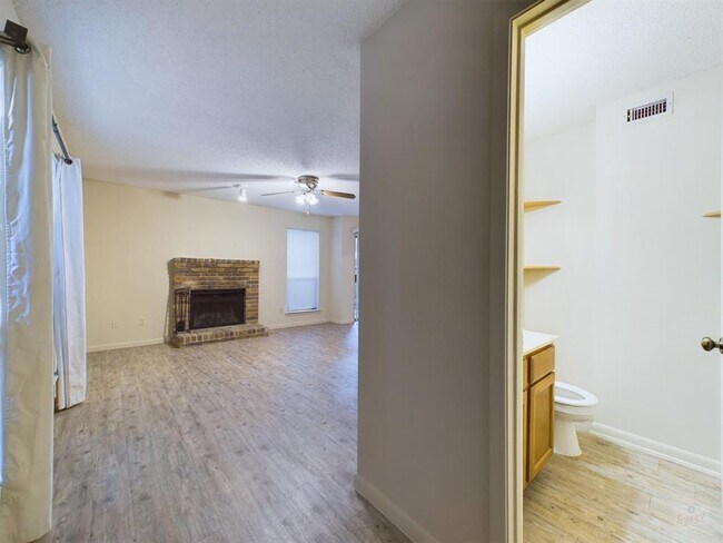 Foto del edificio - 8502 Lyndon Ln