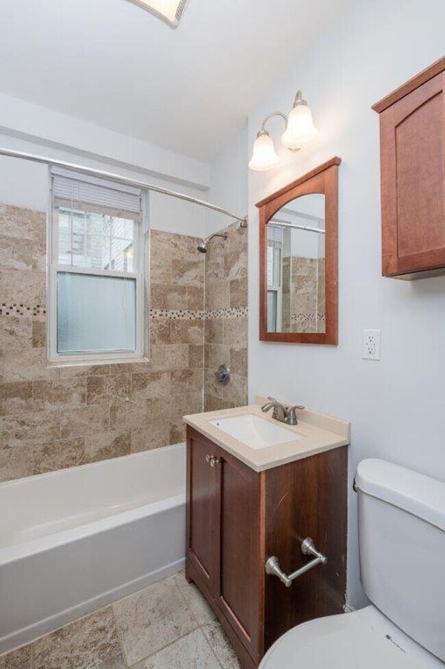 Building Photo - Pet Friendly Apt Near Cleveland Circle w H...