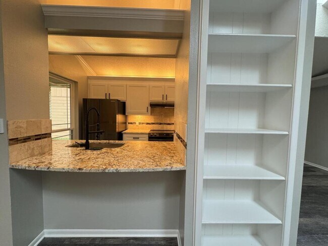 Foto del edificio - 411 Waterford Dr