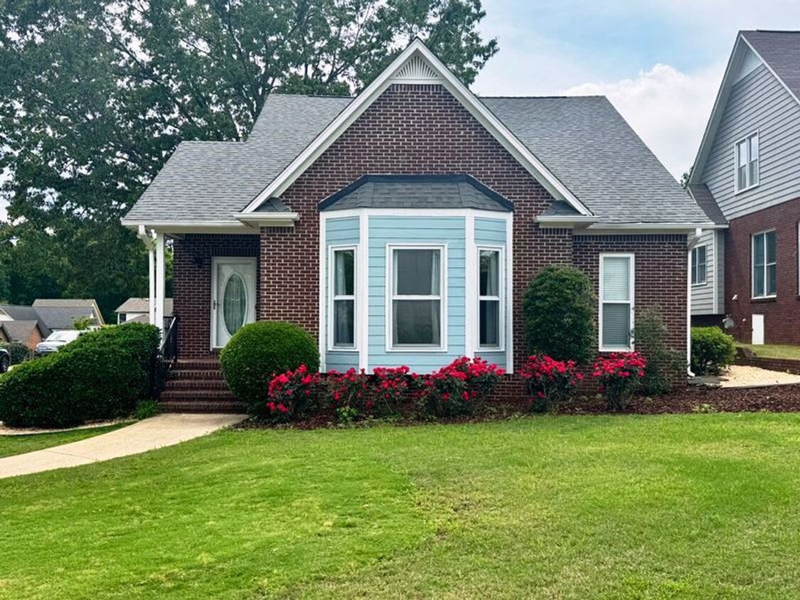 Foto principal - Captivating 3 BR/ 2 BA home in Vestavia!