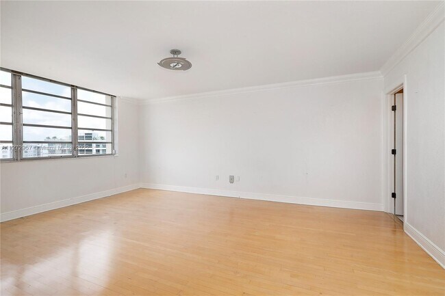 Building Photo - 9111 E Bay Harbor Dr