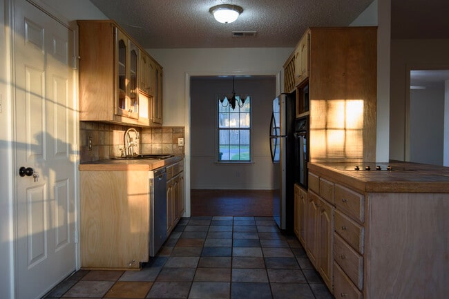 Building Photo - 108 Mayfair Cove