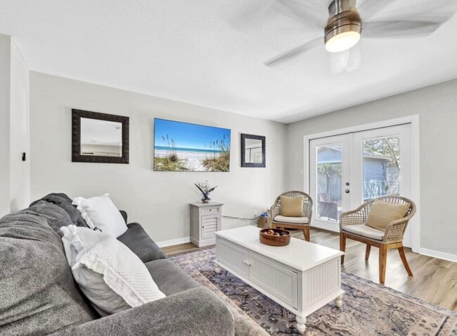 Living room - 321 Woodham Ct