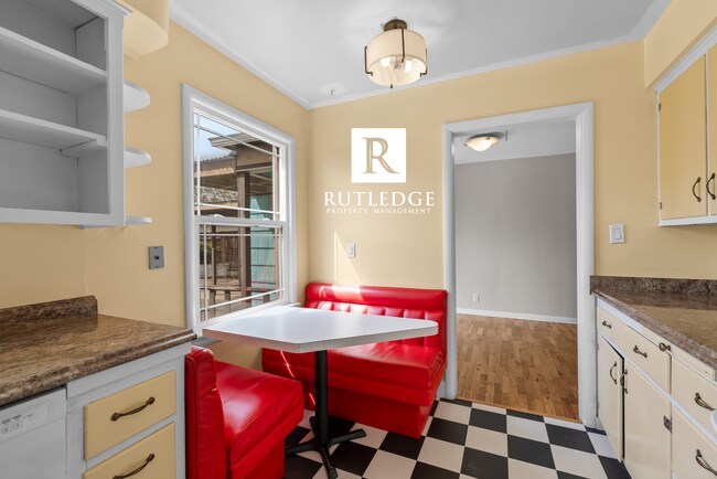 Foto del edificio - 3 Bedroom / 2 Bath - Ranch Style Home West Medford / Huge Back Yard!