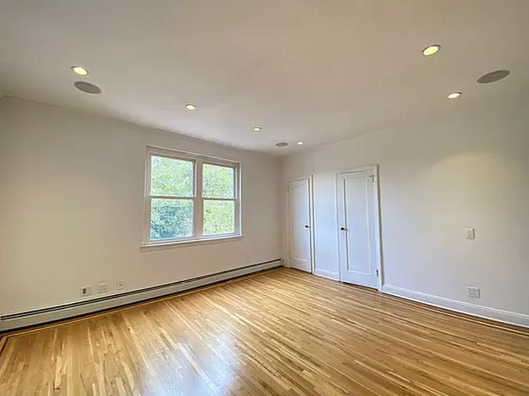 Foto principal - 1 bedroom in WOODSIDE NY 11377
