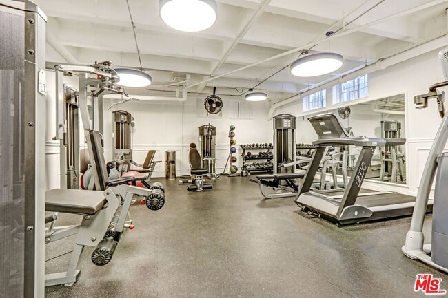 Foto del edificio - 450 N Rossmore Ave