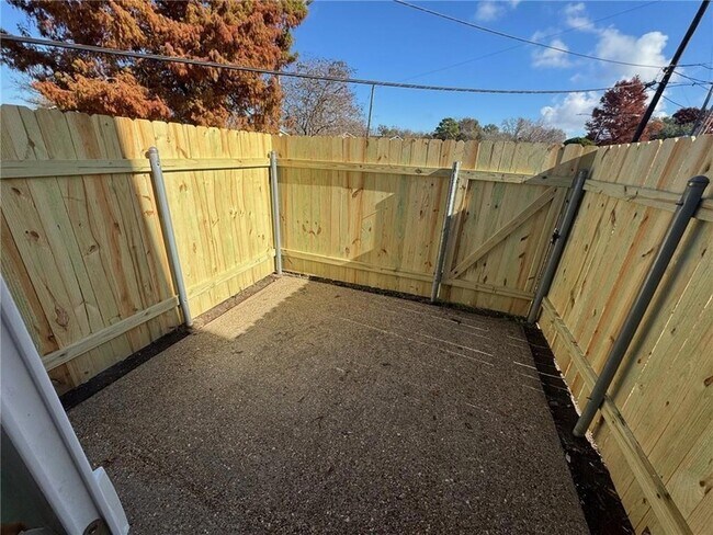 Foto del edificio - 1016 Greenspoint Dr