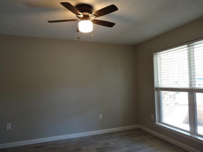 Building Photo - 3418 Dovie Dr