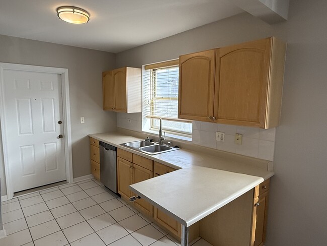 Building Photo - 4911 N Wolcott Ave