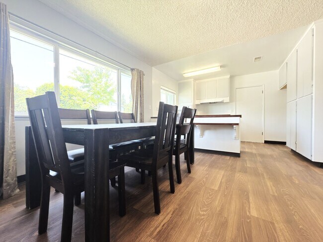 Foto del edificio - 4-Bedroom Home in Prime Northridge Location
