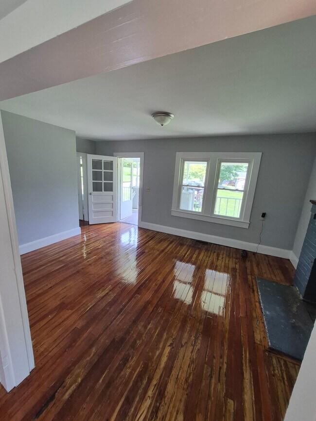 Foto del edificio - 3235 Rock Creek Rd