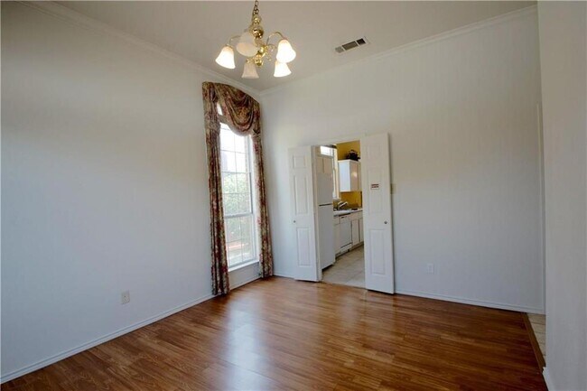 Foto del edificio - 559 Raintree Cir