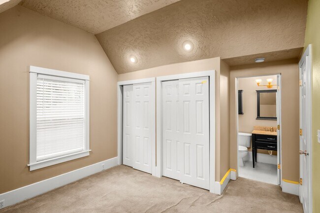 Foto del edificio - Delightful 4 Bed/2.5 Bath Craftsman home in the Rose City Park Neighbood
