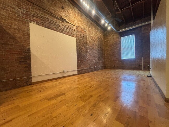 Foto del edificio - FREE RENT! 1 Bedroom Loft Available now!