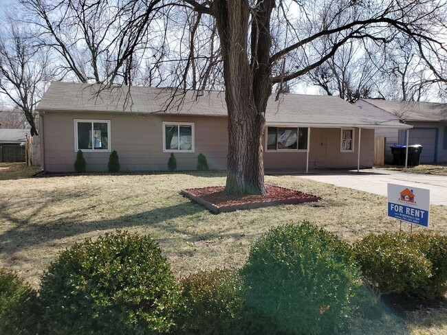 Building Photo - Great 3 bedroom 2 bath rancher near major ...