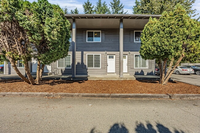 Building Photo - Available immediately, updated townhouse i...
