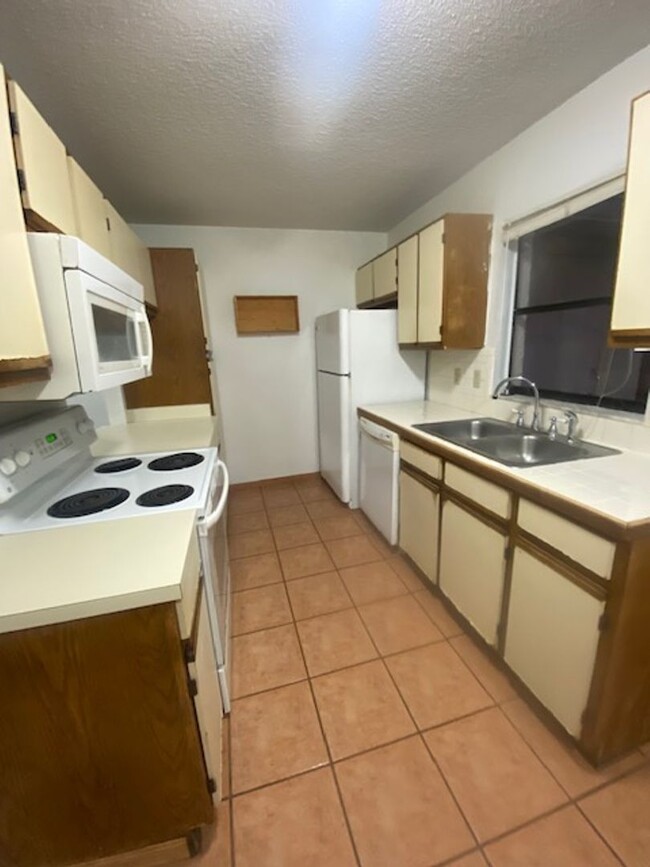 Foto del edificio - 2 Bed 1.5 Bath Townhome Washer Dyer Hookup...