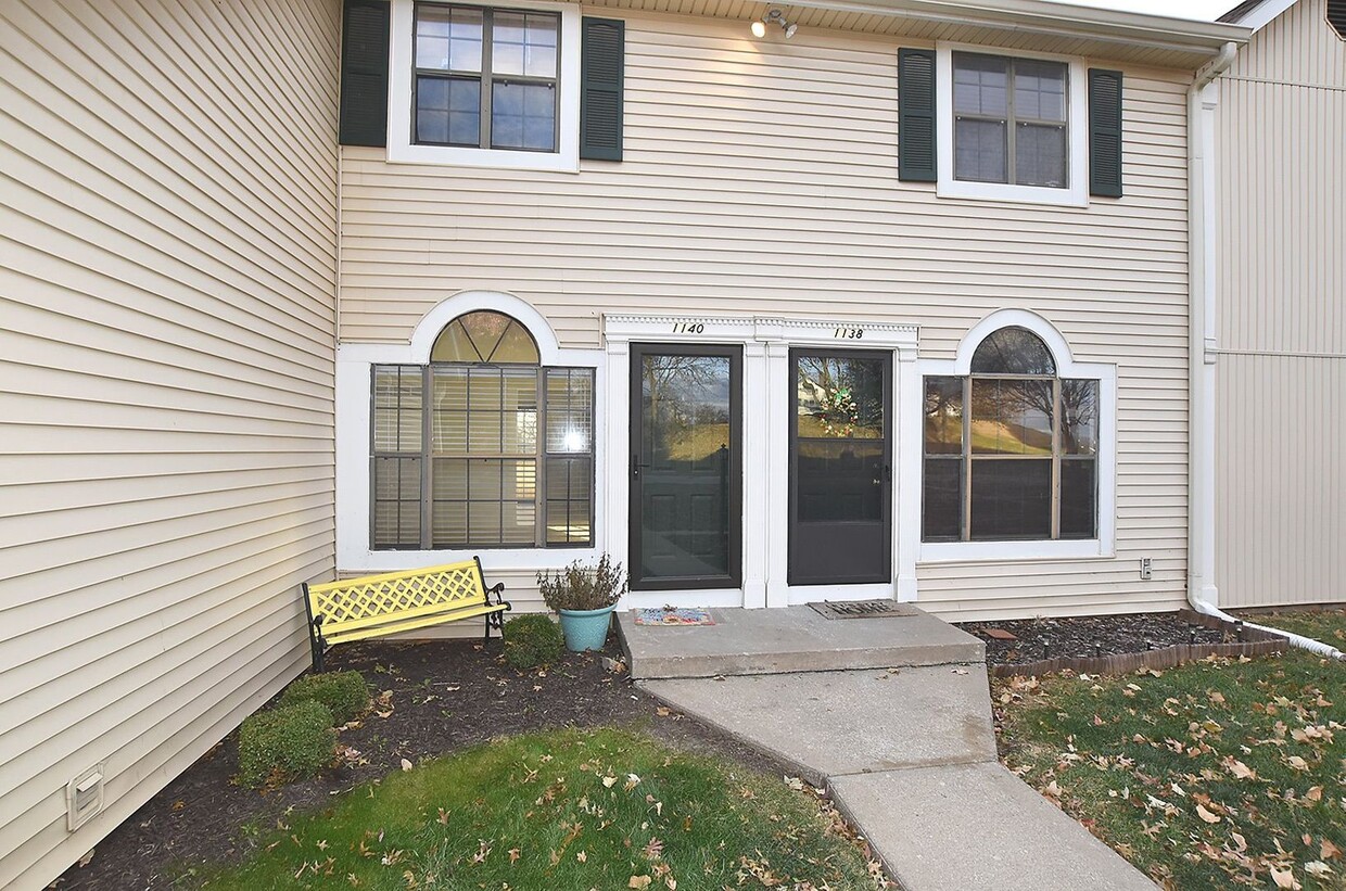 Primary Photo - Two bedroom 1.5 bath townhome with 1 car g...