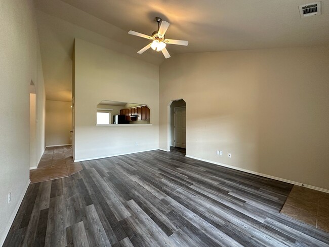 Building Photo - * Move-In Special * Gorgeous 3 bedroom 2 b...