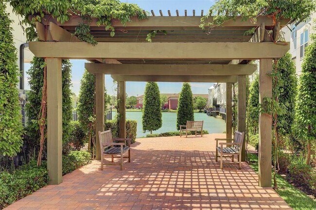 Foto del edificio - 2226 Hilshire Lake Dr