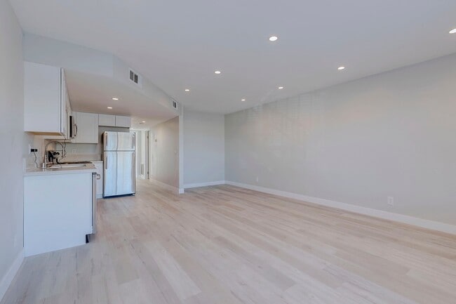 Building Photo - 471 Rexford Dr
