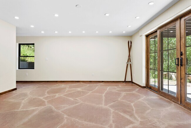 Foto del edificio - 205 Loop Dr