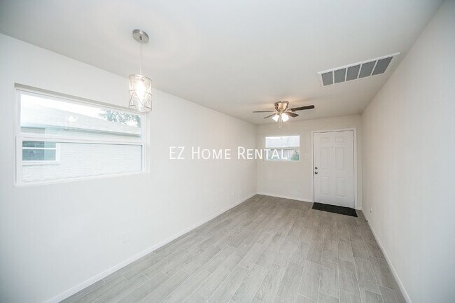Building Photo - Recently Renovated! $995/mth.