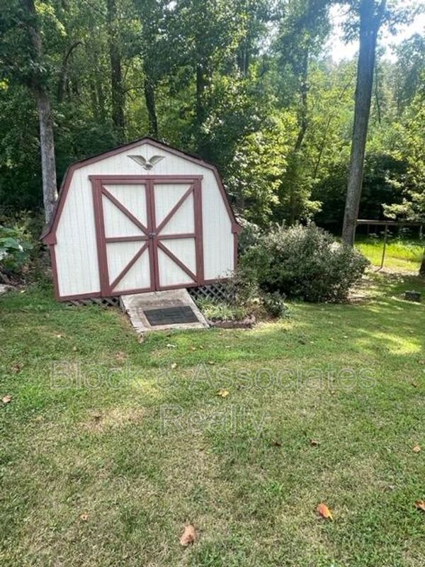 Building Photo - 846 Honeysuckle Rd