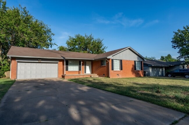 Building Photo - Large 3bed 1.5bath Home!