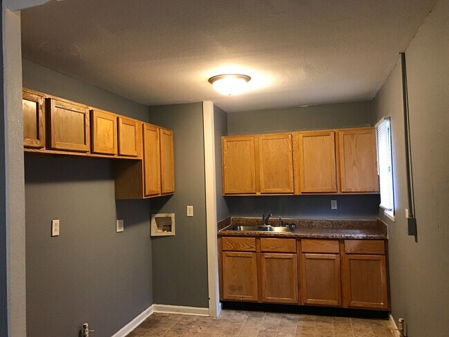 Building Photo - Eagledale - 4 bedroom home.