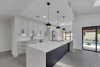 Building Photo - 7850 Villa Nova Dr