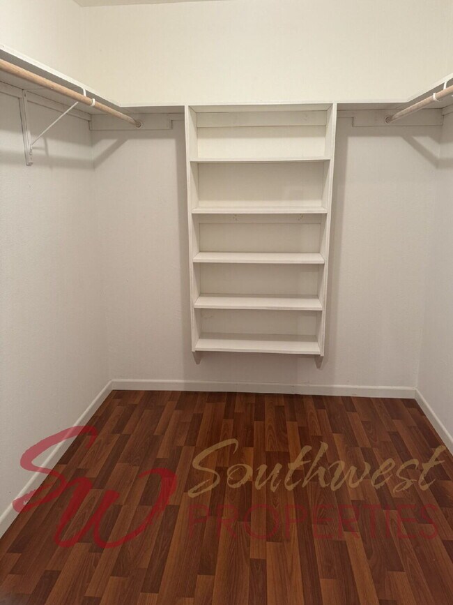 Foto del edificio - Outstanding 3 bedroom with extra bonus room and screened in porch!