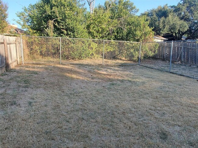 Building Photo - 16817 Village Oak Loop
