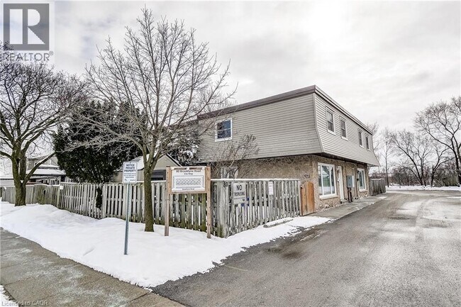 Photo du bâtiment - 80 Brooklyne Rd