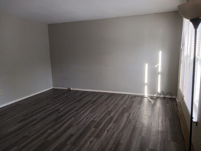 Building Photo - 156 Carnival Dr