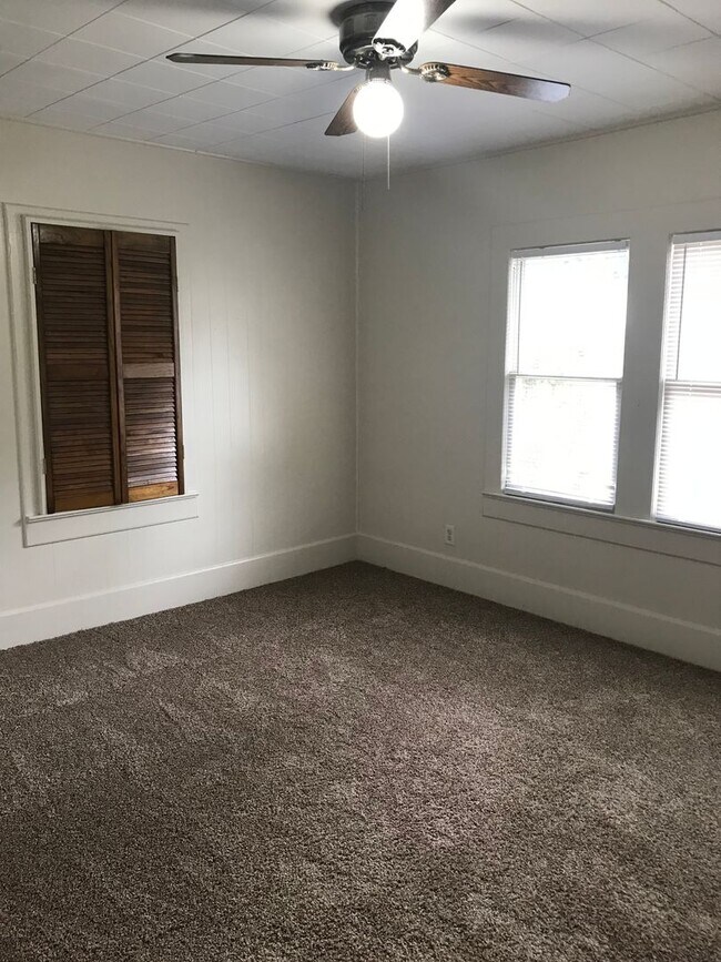 Building Photo - Two bedroom, One Bathroom , near UL