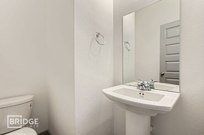 Foto del edificio - 33135 Oak Hts Pl