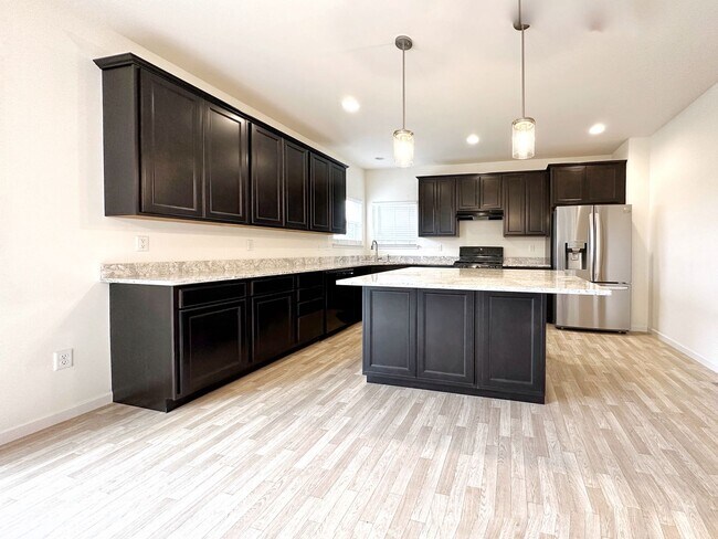 Foto del edificio - 4 bed 2 Bath Home in Parkway West