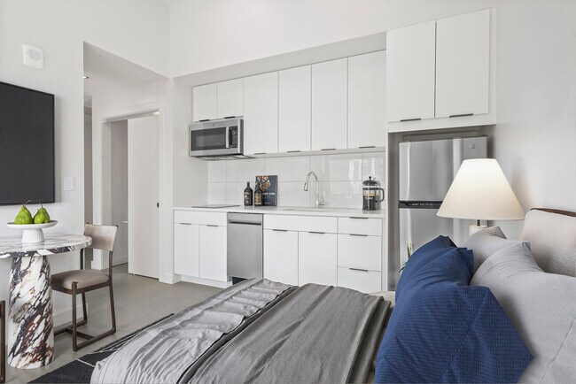 La cocina y la sala de estar de The Script en Midland Lofts. - Midland Lofts