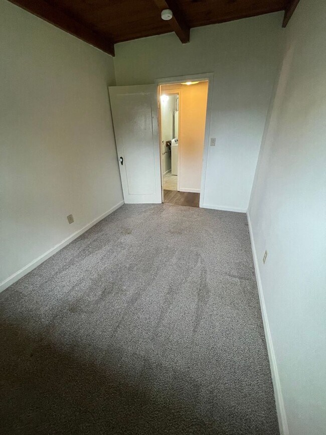Building Photo - PRICE REDUCTION   2 Bed, 1 Bath with Large...