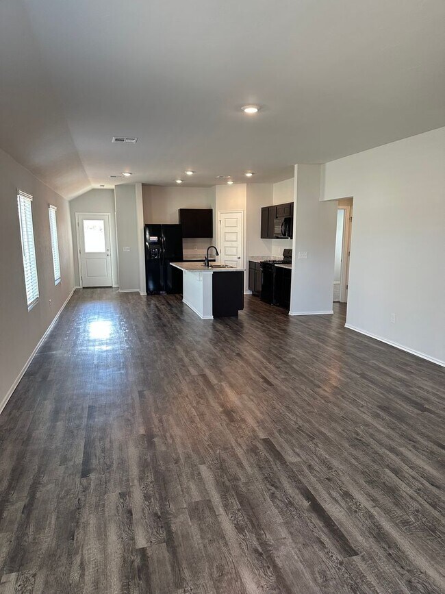 Foto del edificio - *Pre-leasing* NEWER Three Bedroom | Two Ba...
